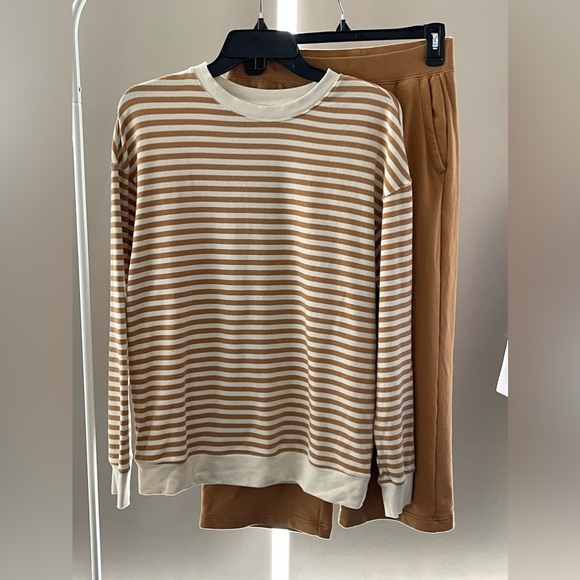 Uniqlo lounge wear PJ SET TOP + BOTTOM. Gently worn. - Picture 3 of 6